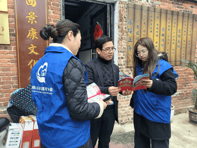 江西省永新县返家乡大学生志愿者助力居民消防安全 为新年开工添平安