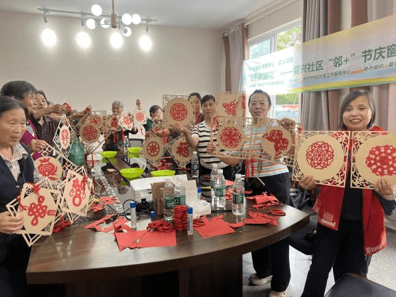 “巧手剪窗花” ——四川成都温江区寿安镇复兴社区“邻+”节庆窗花手工制作活动