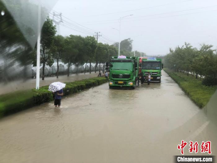 台风天里的“破风者”：能开到哪算哪 能拉多少人是多少