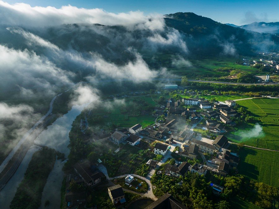 福建土楼晨景：云蒸雾绕似仙境