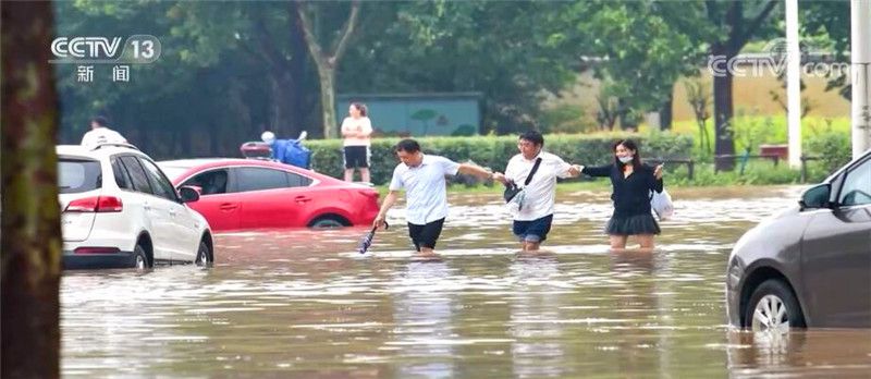 风雨之下携手共进！直击郑州防汛救灾中的暖心画面