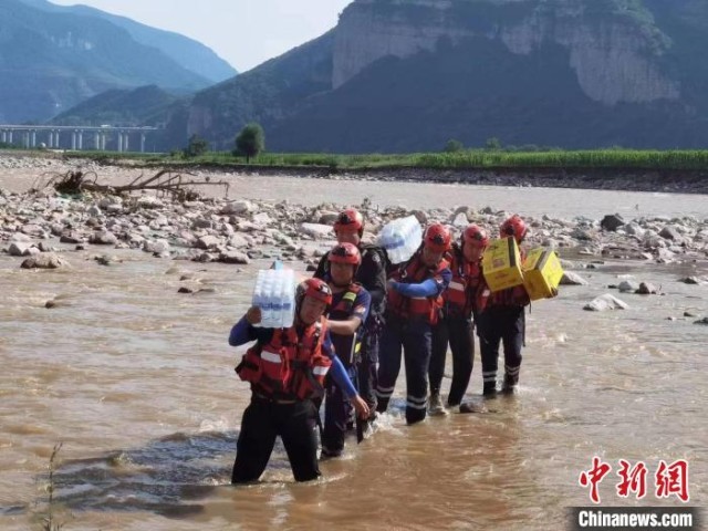 山西和顺：救援队员“跋山涉水去帮你”