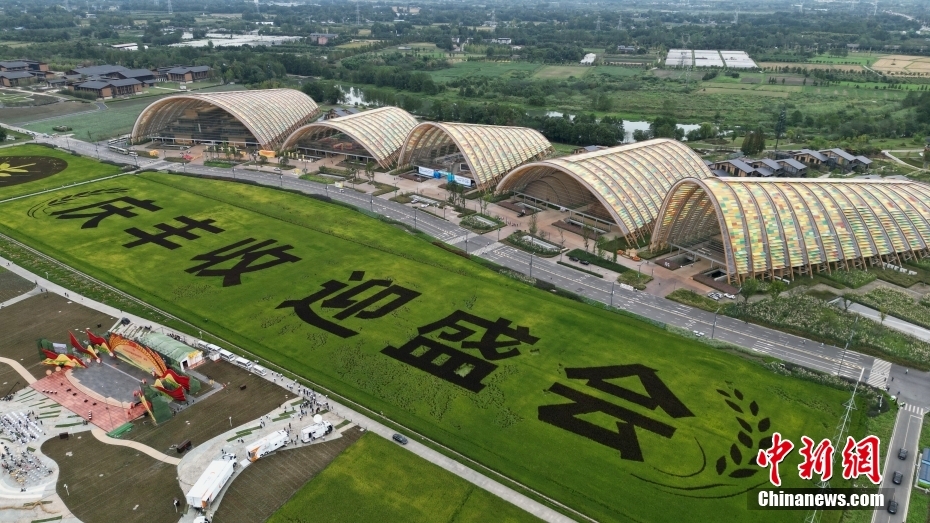 习近平向全国广大农民和工作在“三农”战线上的同志们致以节日祝贺和诚挚慰问