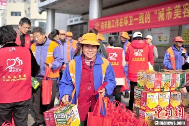 浙江义乌连续11年请上千留守环卫工吃年夜饭