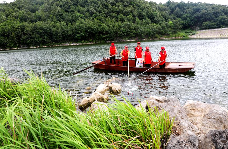 河南内乡：“巾帼”护水队守护一渠清水 为群众筑起安全屏障