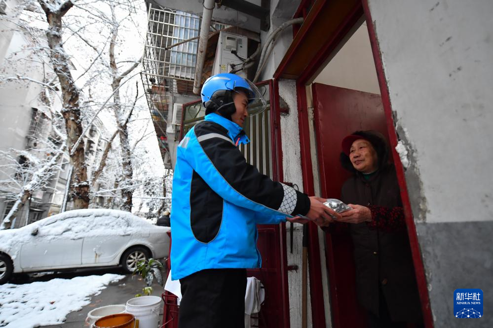 长沙：雪中送餐温暖社区老人