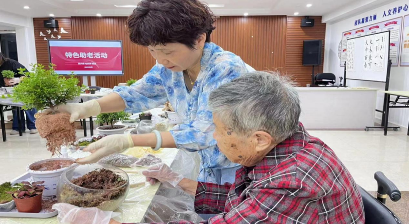 高龄独居老人有了“老伙伴”，浦东新区航头镇“以老助老”织密为老服务网