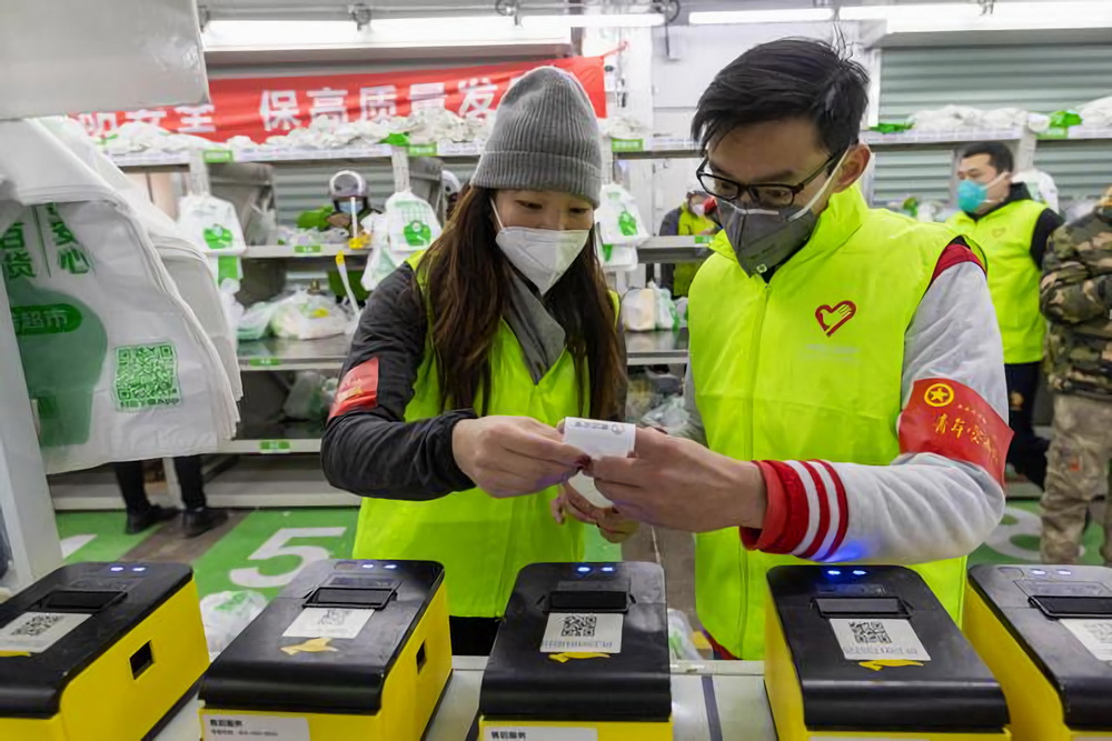 上海：保障城市运力 青年突击队变身蔬果分拣“小分队”