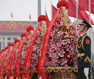 习近平等出席烈士纪念日向人民英雄敬献花篮仪式