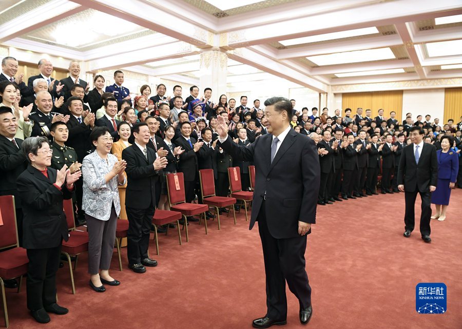 习近平会见第八届全国道德模范及提名奖获得者