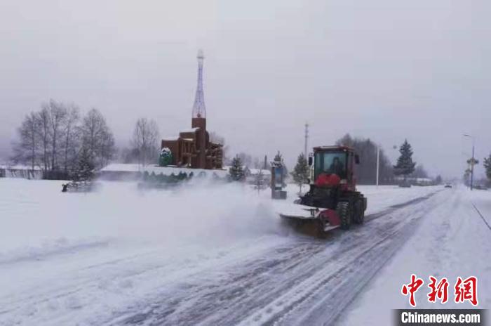 “中国最冷小镇”连续降雪两日 雪深达10厘米