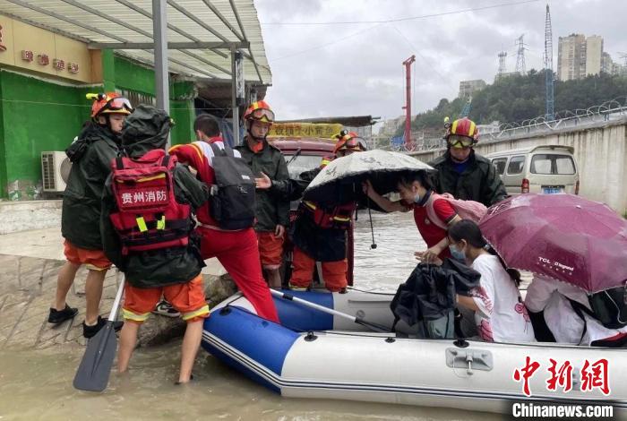 贵州局地突降暴雨致民众被困 消防连夜救援