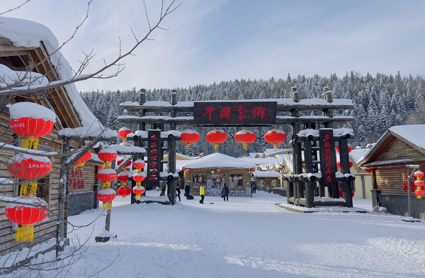 黑龙江雪乡景区迎来客流高峰 东北民俗年味十足