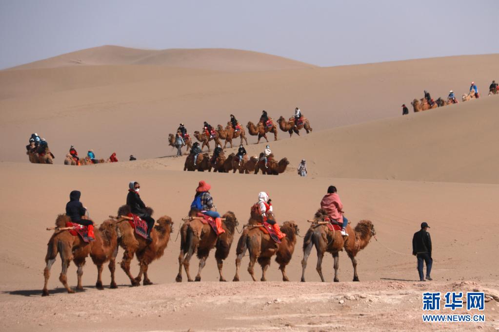 “五一”假期来临 甘肃敦煌迎来旅游热