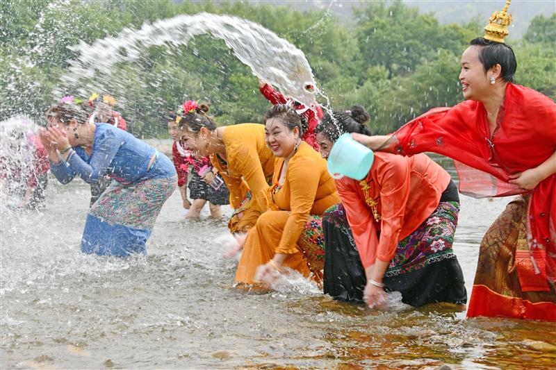 傣族泼水节 泼水享祝福