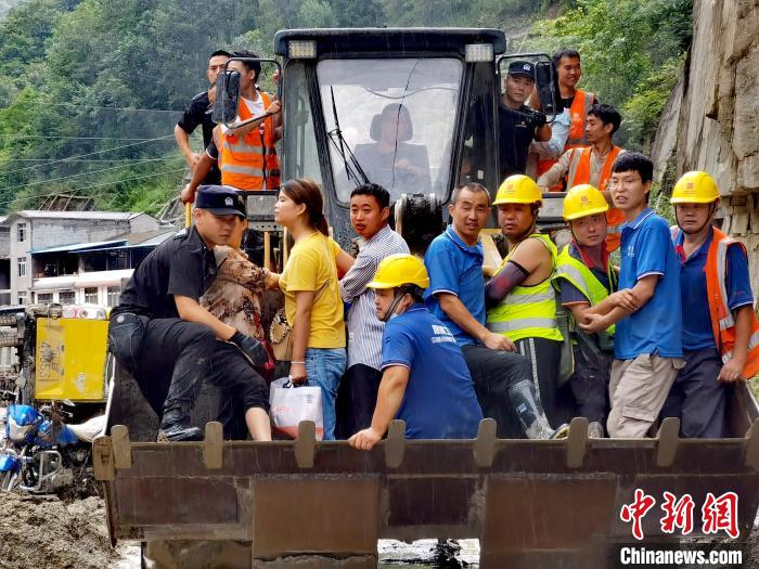 四川北川白什乡遭受洪水袭击 公安乘坐推土机安全转移所有被困群众