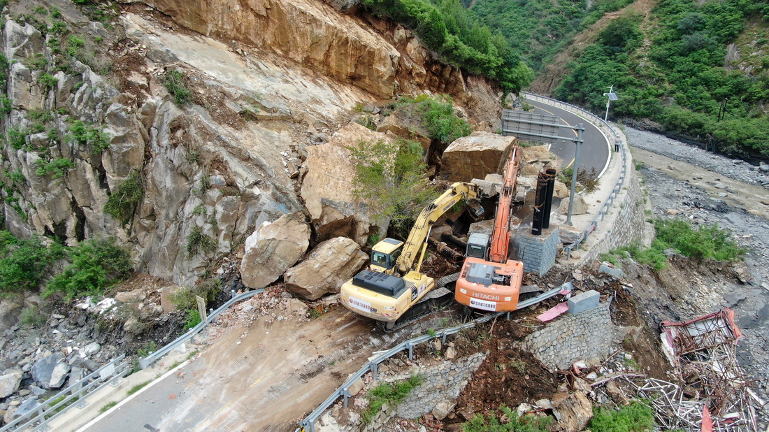 北京努力复通山区道路