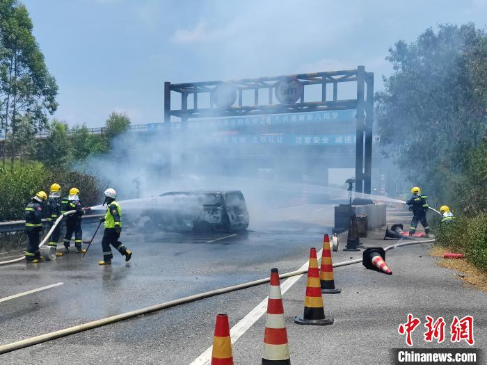 广西一汽车撞上高速路隔离带被烧毁 1人不幸遇难