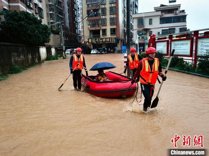 广东龙门消防暴雨中成功救出三名老人