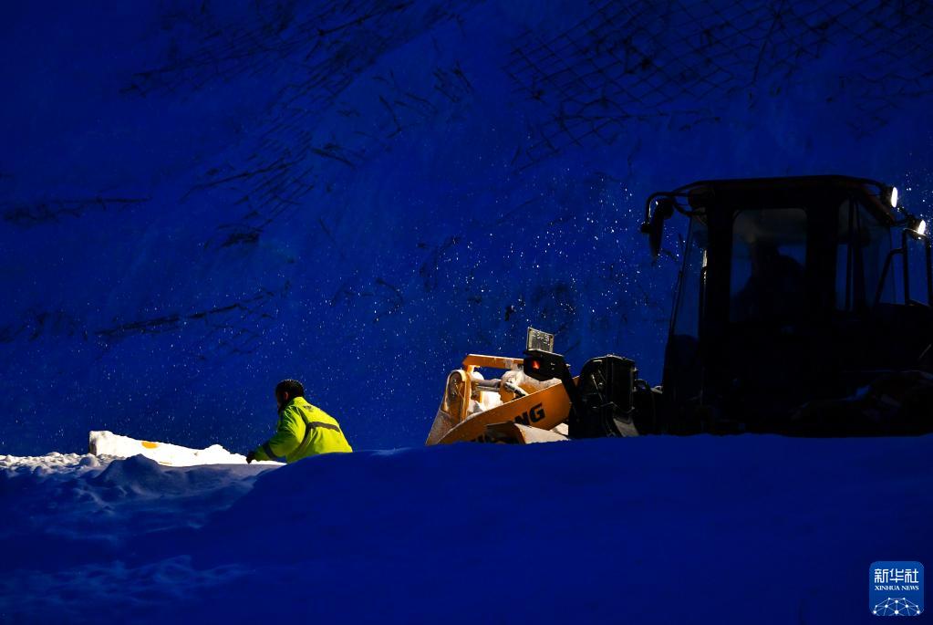 新疆阿尔泰：“荧光绿”温暖山村风雪路