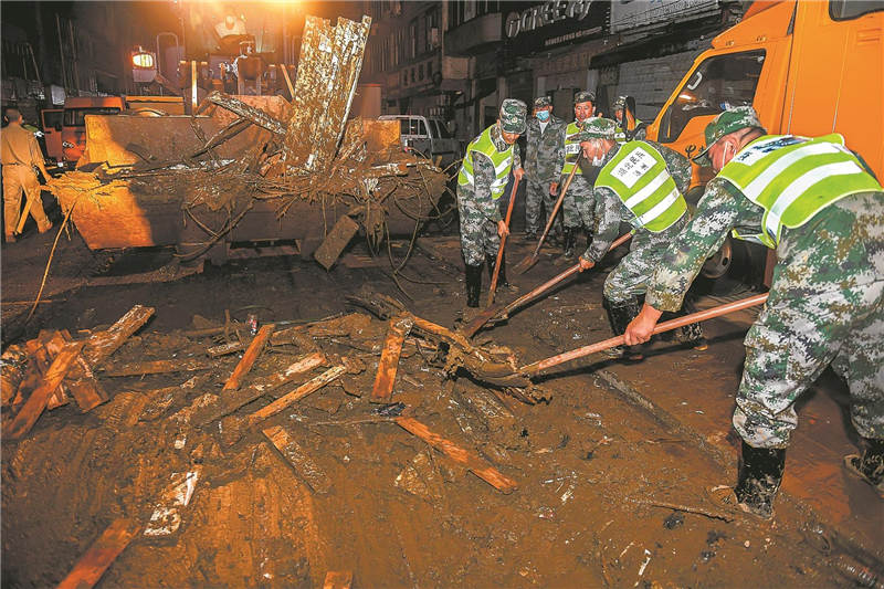 洪灾过后 湖北随县柳林镇清淤重建家园