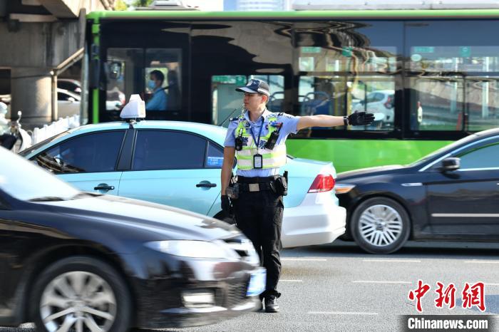 广西南宁推行“邻里护学公交”专线 为学生出行护航