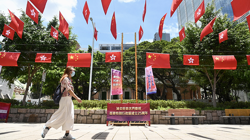 香港尖沙咀栢丽购物大道挂国旗及区旗庆回归